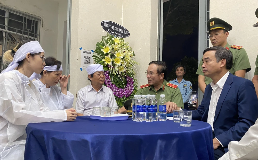 Chủ tịch UBND TP Đà Nẵng Lê Trung Chinh cùng Thiếu tướng Vũ Xuân Viên, Giám đốc Công an TP Đà Nẵng thăm hỏi gia đình bảo vệ Trần Minh Thành