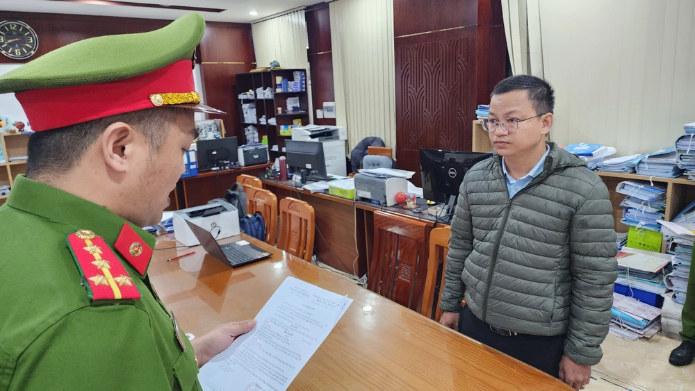 Phan Văn Tiến, chuyên viên Phòng Quản lý đô thị quận Cẩm Lệ bị khởi tố tội tham ô tài sản. Ảnh: CACC