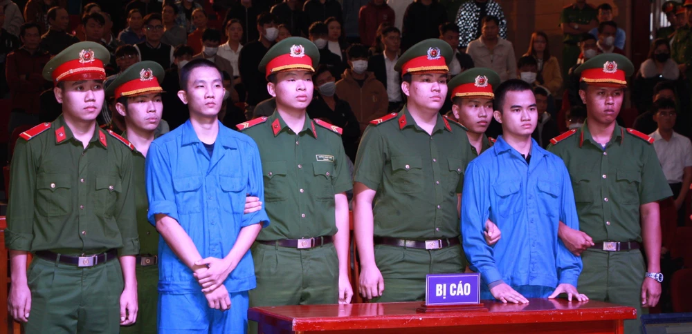 Bị cáo Cường và Trí nghe Hội đồng xét xử TAND TP Đà Nẵng tuyên án