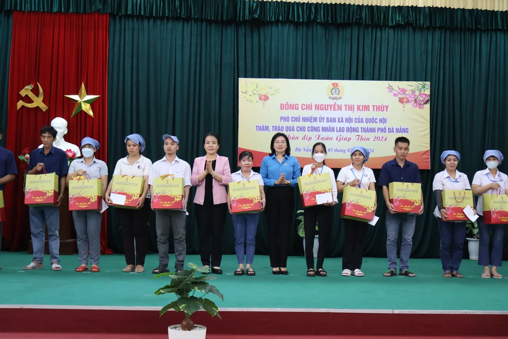 Bà Nguyễn Thị Kim Thúy, Phó Chủ nhiệm Ủy ban xã hội của Quốc hội, trao quà cho công nhân Công ty Cổ phần Dệt may 29-3