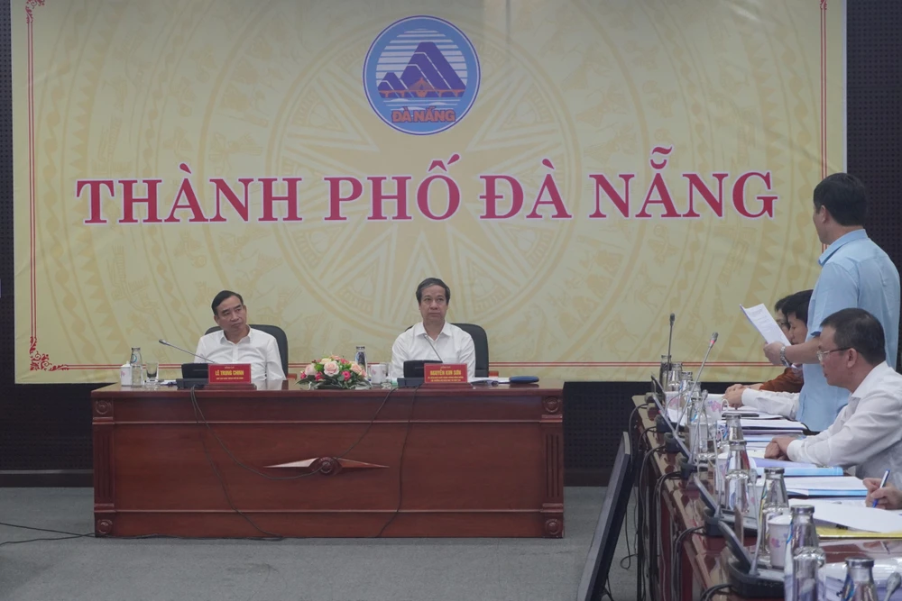 Bộ Trưởng Bộ GD-ĐT Nguyễn Kim Sơn và Chủ tịch UBND Đà Nẵng Lê Trung Chinh chủ trì buổi làm việc