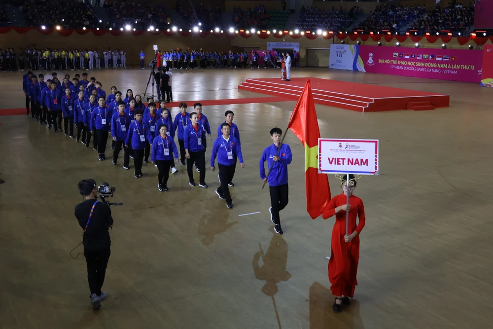 Đoàn thể thao học sinh Việt Nam diễu hành tại Lễ bế mạc