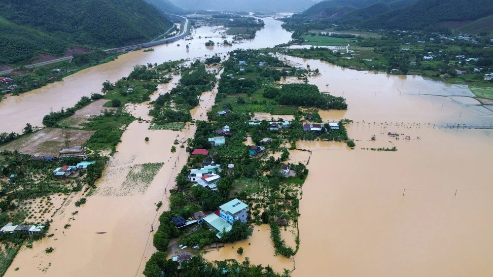 Sau những đợt mưa lớn do ảnh hưởng của bão số 6, nhiều khu vực xã Hòa Bắc, huyện Hòa Vang, TP Đà Nẵng bị chia cắt