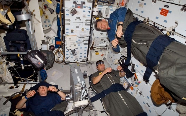 宇航員卡拉‧巴隆在國際空間站上參加 完“睡衣派對”後，在哥倫布實驗艙中休息。（圖源：互聯網）