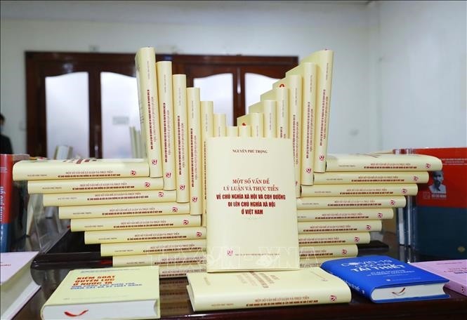 黨中央總書記阮富仲的《社會主義理論與實踐若干問題和越南走向社會 主義的道路》新書。