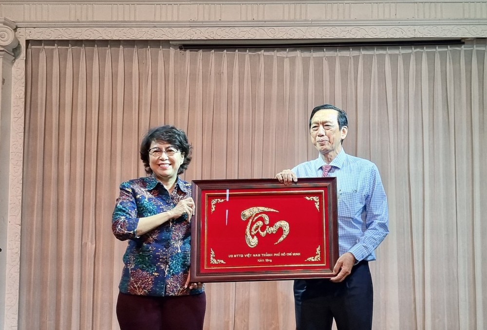 蘇氏碧珠主席向市華文教育輔助會主席楊文德贈送金字牌。