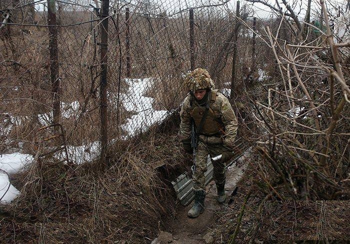 在烏克蘭東南部的頓涅茨克地區，一名烏克蘭士兵正在巡邏。