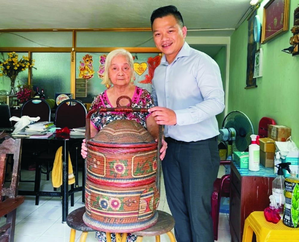 張蓮葉大娘（左）落實丈夫遺言把潮州花籃捐贈給“西堤華人文化陳列室” 計劃。