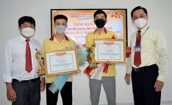 兩大學生榮獲勞動與榮軍社會部獎狀