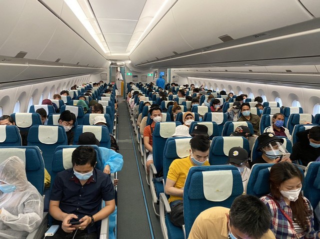 交通部受命指示越南航空公司制定計劃，將越南公民及其家人運送回國。