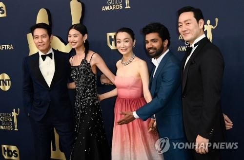 演員李政宰(左一)和鄭浩妍(左二)等《魷魚遊戲》主演陣容出席第二十八屆美國演員工會獎頒獎禮。