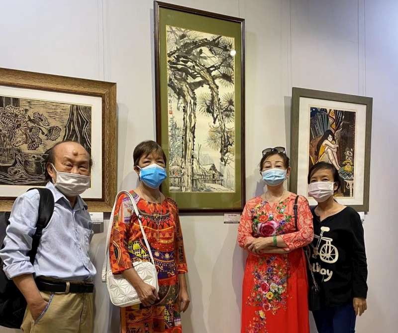 　　人民藝人、書畫家張路(左一)、華人女畫家 馮錦萍(左二)及何麗華(左三)在畫展合照。