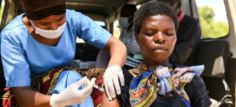 在馬拉維的一個村莊，一名婦女在接種新冠疫苗。圖源：互聯網