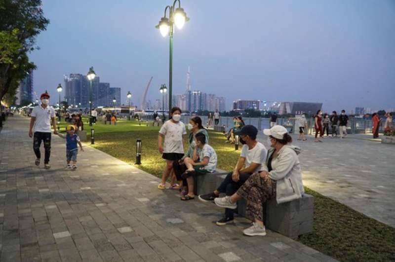 民眾與遊客在白騰碼頭公園參觀和拍照。