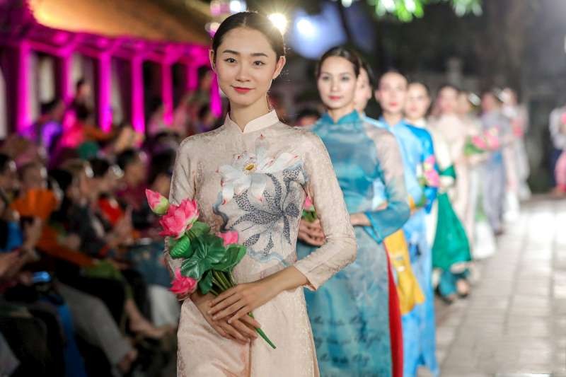越南長衫時裝表演。