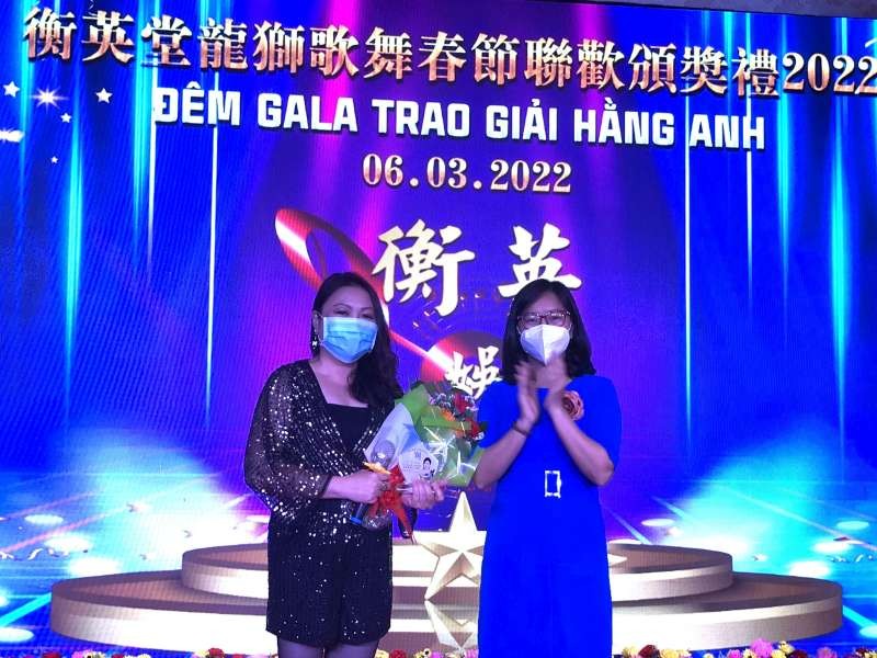 　　市委民運處民族宗教部副主任郭氏蓮二 (右)向歌手秀玲頒獎。