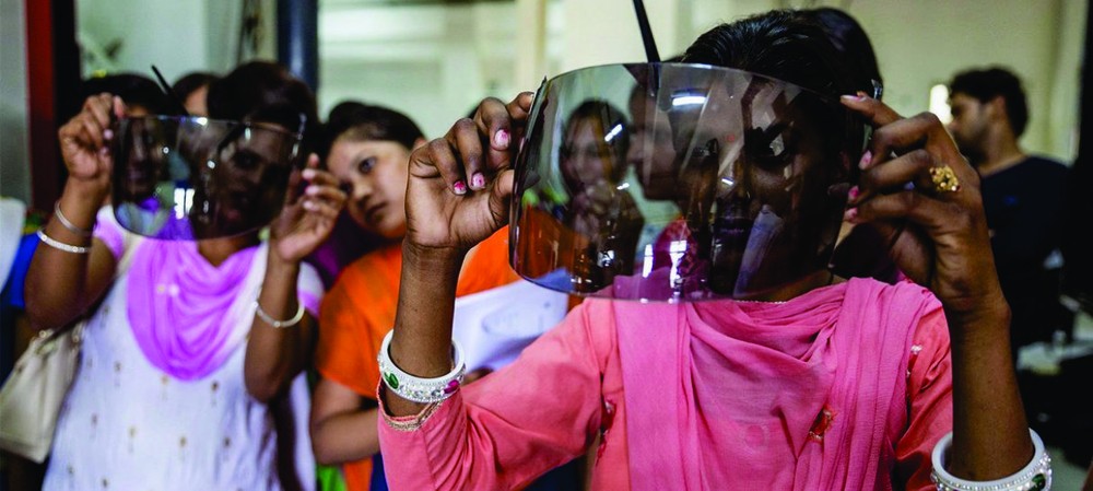 一些印度的婦女正在接受塑料工程學方面的培訓。
