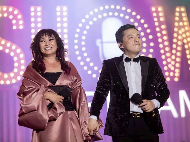 　　芳清和藍長在《The Show Vietnam》音樂演唱會表演。