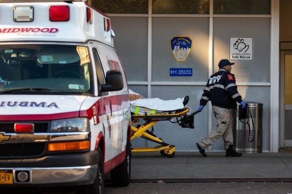 在美國紐約工作人員將一名病人送入醫院。新華社發（郭克攝）