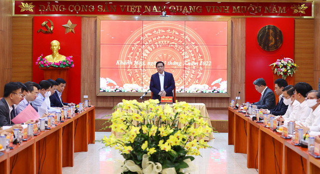 政府總理范明政與慶和省省委常務處舉行工作會議。