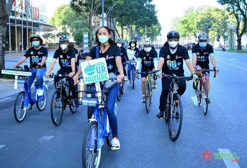地球一小時活動大使越南小姐赫姮尼依參加騎自行車遊行。