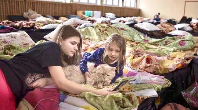 逃離烏克蘭的人們呆在波蘭盧布林附近臨時避難所。