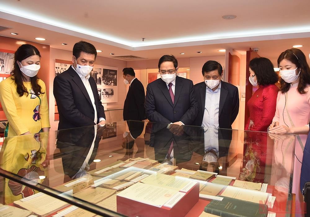 　政府總理范明政參觀統計部門的實物陳列。