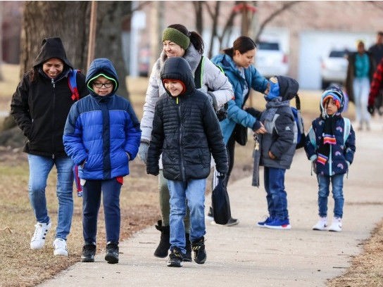 3月14日當天，美國芝加哥公立學校取消在校必須佩戴口罩的規定。新華社發（喬爾·萊納攝）