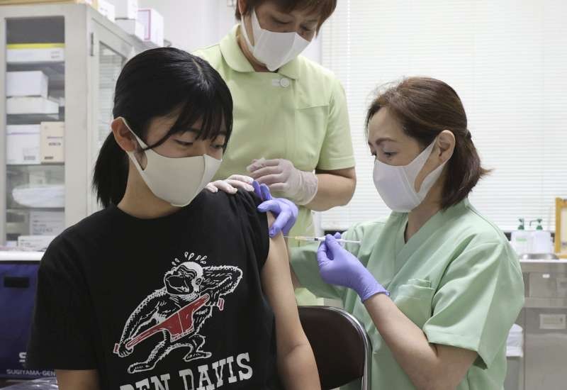 日本政府為人民在接種疫苗。圖源：互聯網