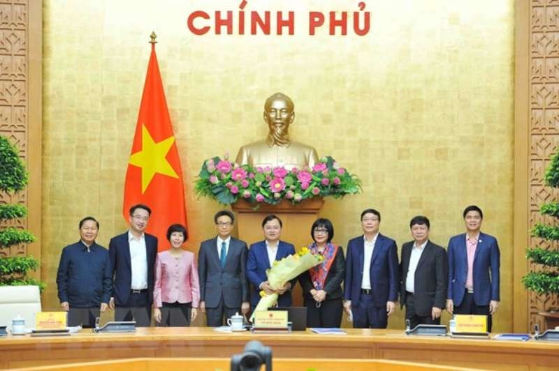 武德膽副總理向越南青年委員會贈花。圖源：互聯網
