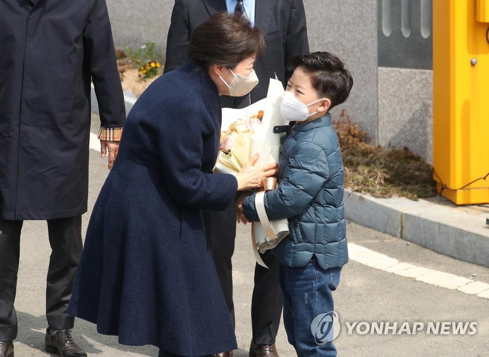 一名小朋友向韓前總統朴槿惠（左）獻花。