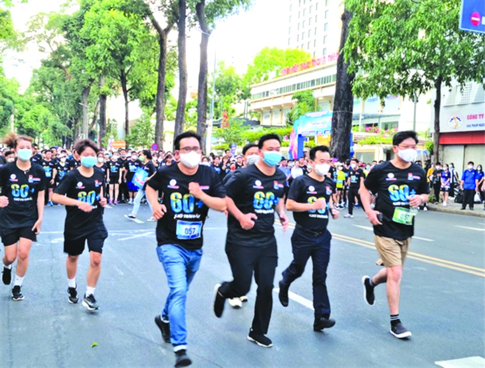 年輕人參加跑步比賽一隅。