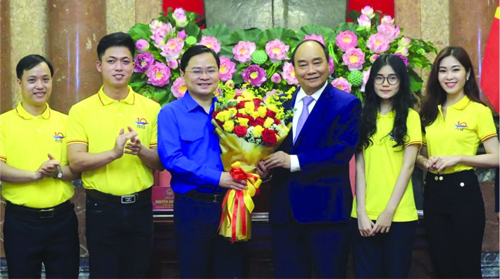 國家主席阮春福送花祝賀模範年輕人才。