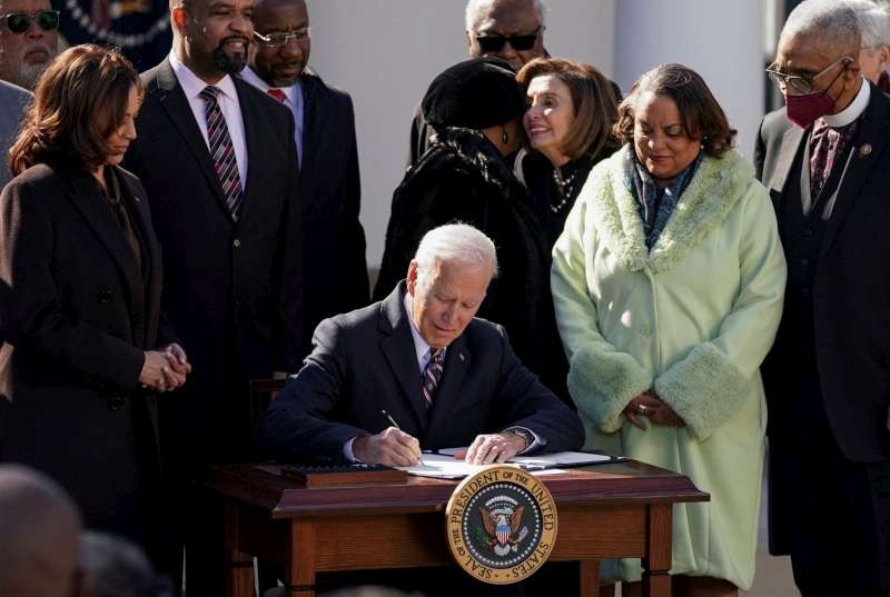 拜登在白宮舉行的簽署儀式。圖源：互聯網