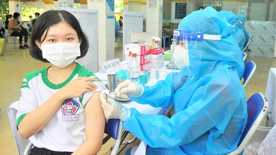 古芝縣醫療人員給學生接種疫苗。