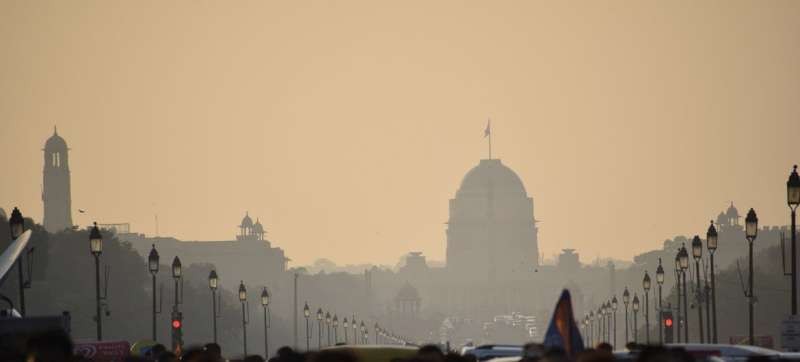 在印度新德里，人們因高度空氣污染而呼吸困難。