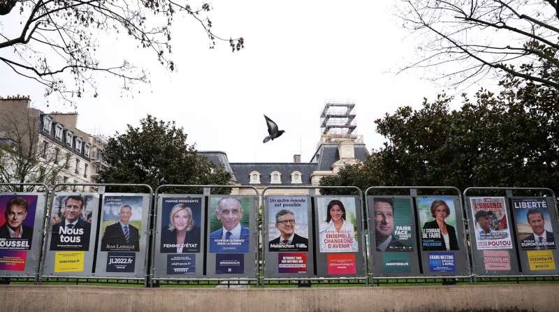 在法國巴黎拍攝的總統選舉候選人的競選海報。