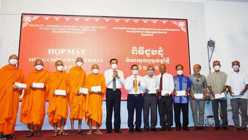 芹苴市領導向高棉族同胞。