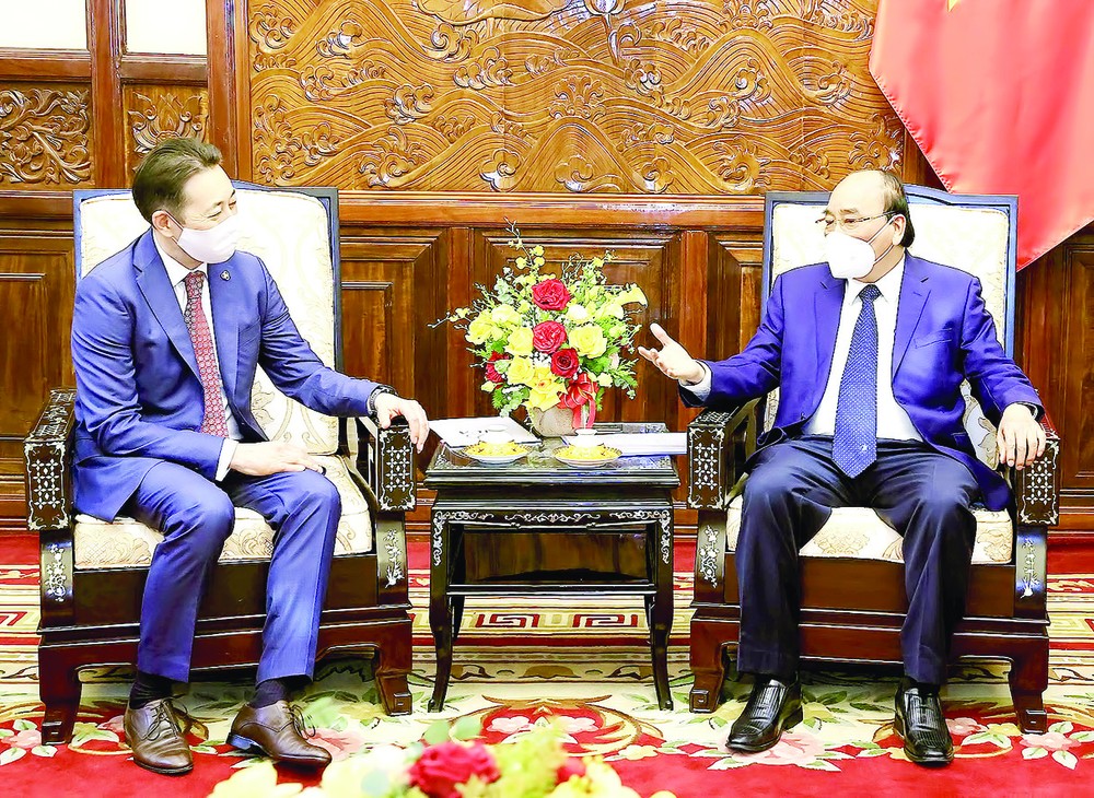 國家主席阮春福接見哈薩克駐河內大使海拉特‧薩雷拜。