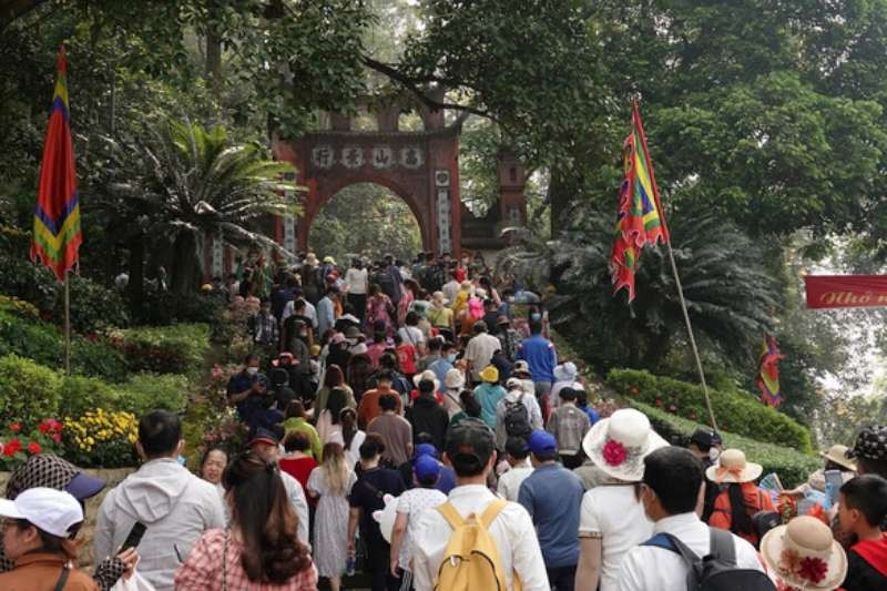 各地遊客前往雄王廟拜祭。