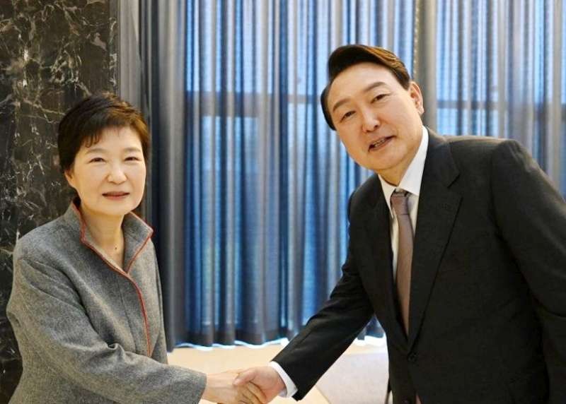 韓候任總統尹錫悅（右）與前總統朴槿惠握手。