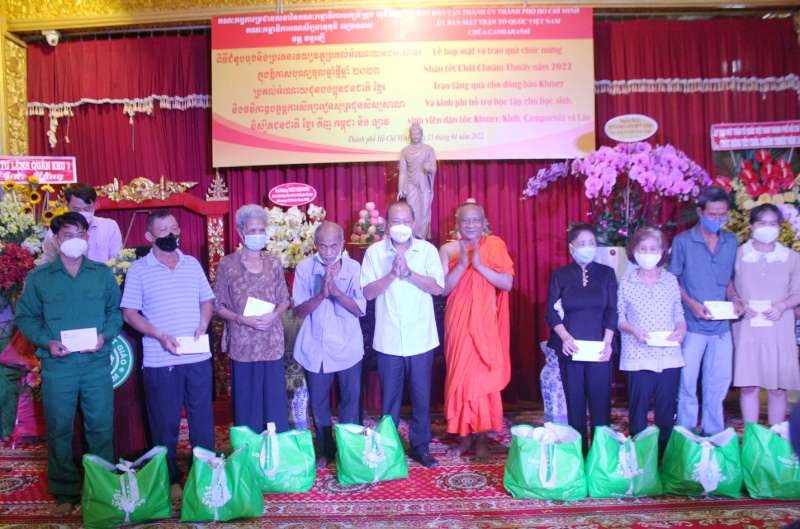 　　政府原常務副總理張和平 向高棉族同胞送禮物。