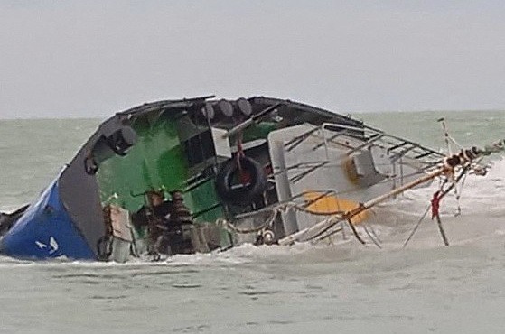 一艘運油船在突尼斯東南部海域沉沒