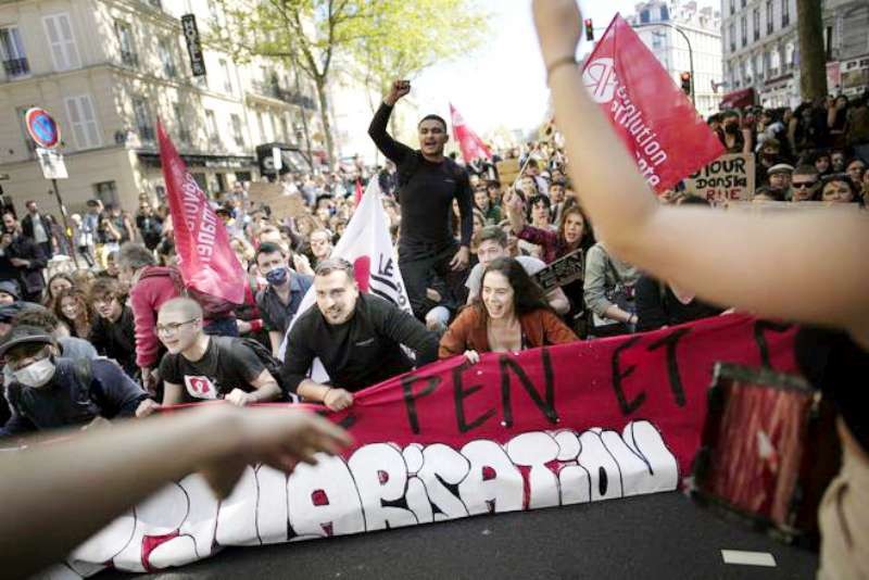 示威者走上巴黎街头。