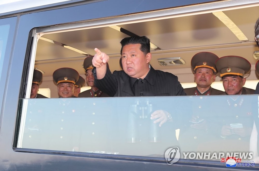 朝鮮國務委員會委員長金正恩觀摩了新型戰術制導武器試射。