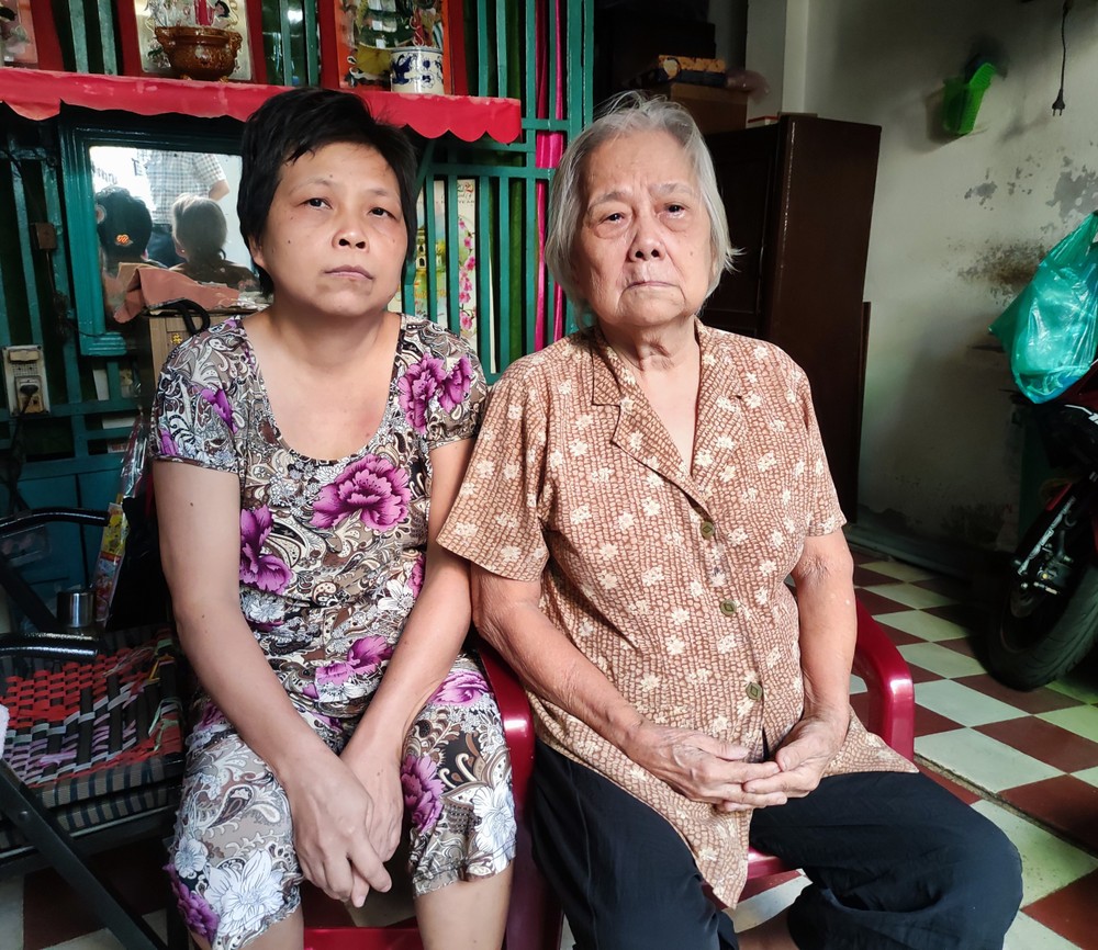 胡美玲與母親黃妹正等錢治病。