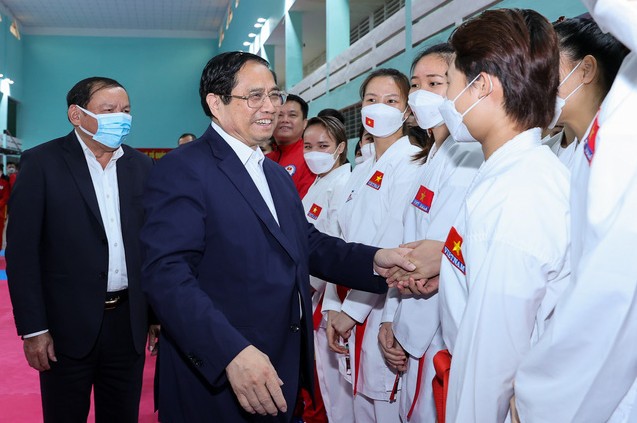 范明政總理看望慰問運動員和教練員。