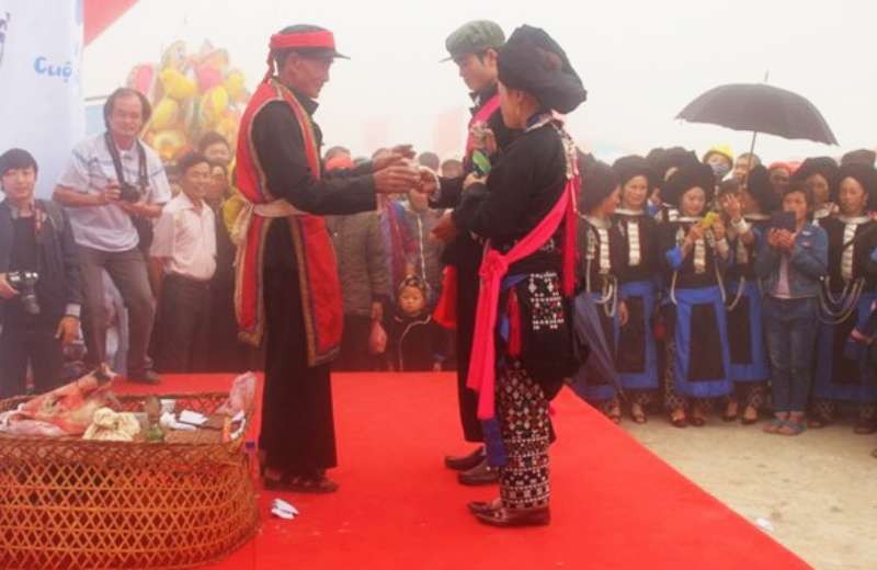 拜堂越南萊州省縫瑤族人婚禮中的重要儀式 。