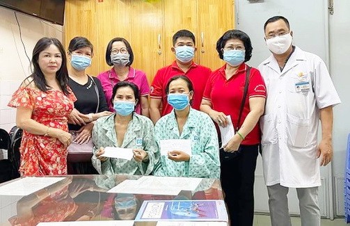 范氏香(右二)與慈善志願組在市腫瘤醫院給家境貧窮 的患者贈送醫藥費。