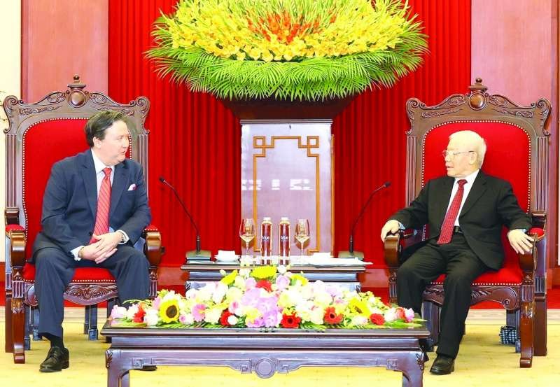 黨中央總書記阮富仲與美國新任大使馬克‧納珀交談。
